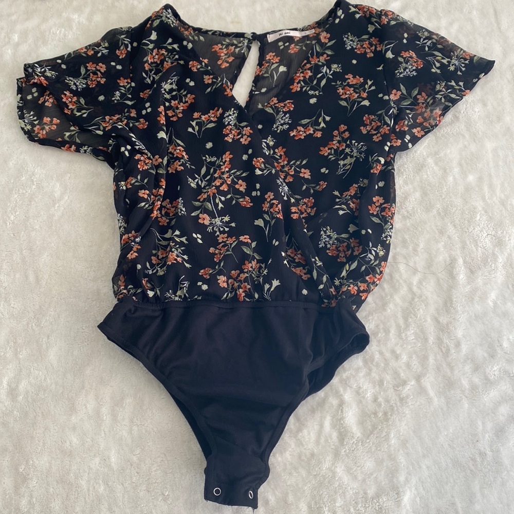 Mi Ami flutter sleeve floral bodysuit